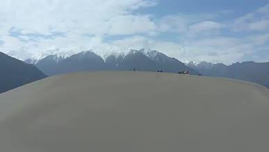 沙漠雪山绿洲旅游4k航拍视频的预览图